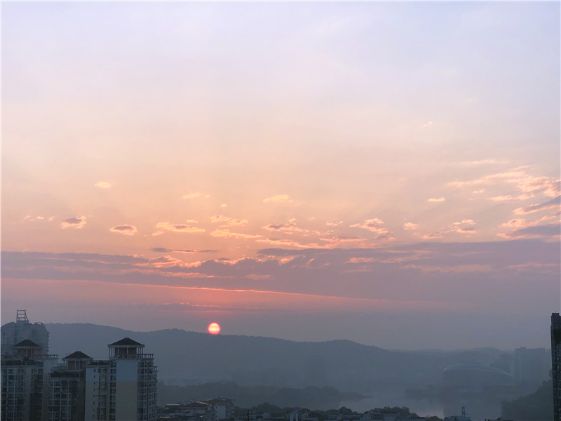 朝陽、晨曦、剪影與風卷云舒(圖1)